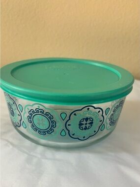 Vintage Pyrex turquoise blue 7201 with lid